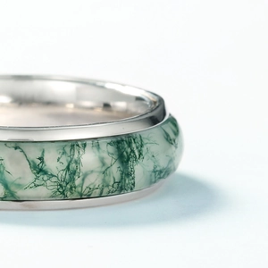 Bague minimaliste en argent S925 avec agate mousse verte naturelle sur fond blanc pur