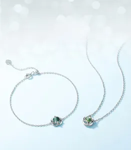 Detailansicht der S925 Silberblumenfassung und grüner Moosachat-Edelstein auf Schmuck