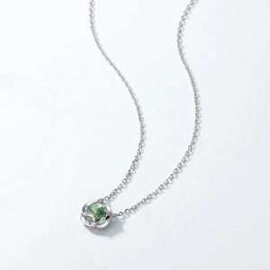 Elegante S925 Silberhalskette mit einem runden Blumenanhänger aus Moosachat-Stein