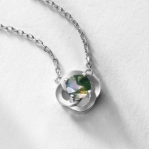 S925 Silber Blumenhalskette mit einem natürlichen Moosachat Anhänger auf weißem Grund