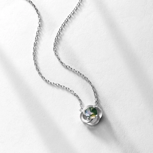 S925 Silberkette mit grünem Moosachat-Blumenanhänger auf weißem Hintergrund