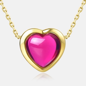 Rosafarbene herzförmige Edelsteinkette mit eleganter Goldkette für Damen in Vorderansicht
