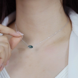 Collana con agata muschiata taglio marquise in argento S925 indossata da una modella