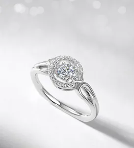 Dettaglio dell'anello in moissanite in argento S925 con castone a griffe e pietre a cuore