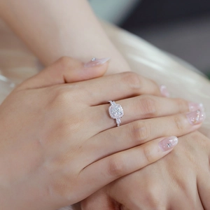 Anello classico in moissanite taglio cushion in argento S925 con halo e pietre laterali