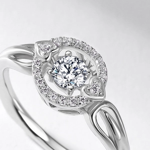 Elegante anello in argento S925 con moissanite centrale e decorazioni a cuore laterali