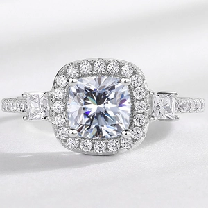 Anello moissanite taglio cushion con halo e gambo in argento 925 con pavé scintillante