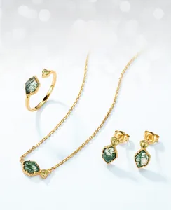 Vue détaillée du coffret bijoux en agate mousse avec bordures perlées dorées