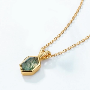 Zeshoekige mosagaat hanger ketting van S925 zilver met 10K goudkleurige afwerking
