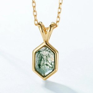 Zeshoekige mosagaat hanger ketting met groene texturen op 10K vergulde fijne ketting