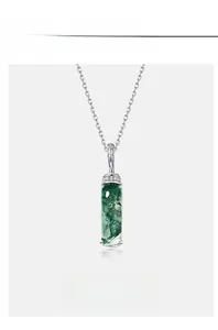 Primer plano detallado del colgante rectangular de ágata musgosa verde con cristales finos