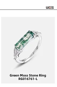 Primer plano de anillo con ágata de musgo verde rectangular, plata y detalles de circón