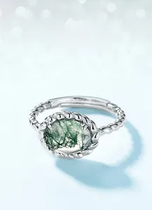 Detailansicht von natürlichem Moosachat und gedrehtem Ringband aus S925 Sterlingsilber