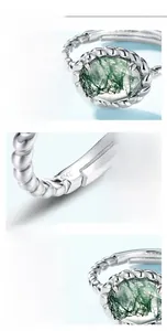 Detail eines S925 Silberrings mit gedrehtem Band und ovalem grünem Moosachat Stein