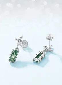 Gros plan de boucles d'oreilles en agate mousse avec étoiles en argent et zircons