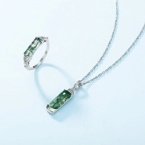Conjunto de anillo y collar de ágata verde musgo y plata 925 con circonitas blancas