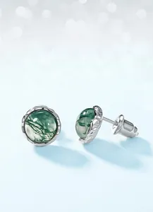 Détail macro de boucles d'oreilles en agate mousse avec monture argentée texturée