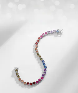 Détail du bracelet en argent S925 orné de zircons cubiques multicolores en forme de cœur