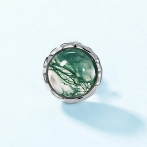 Puce d'oreille en agate mousse argent S925 avec bordure en métal martelé sur fond bleu