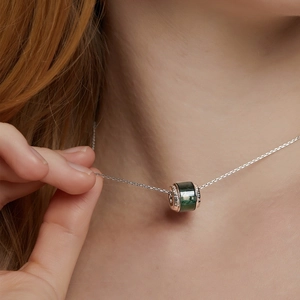 Collier en argent S925 avec pendentif en agate mousse verte et accents de zircone