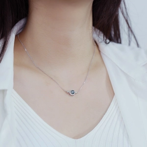 Elegante collana in argento S925 con ciondolo in agata muschiata verde indossata da modella