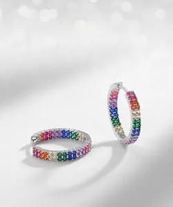 Détails de créoles en argent S925 avec pavé de zircones cubiques arc-en-ciel doubles