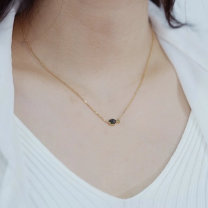 Pendentif irrégulier en agate mousse sur chaîne en argent S925 doré sur modèle
