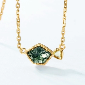 Collier avec pendentif en agate mousse verte et pierre jaune sur une chaîne dorée en S925