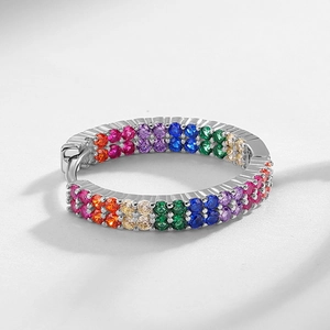Boucles d'oreilles créoles en argent serties de doubles rangées de zircons arc-en-ciel