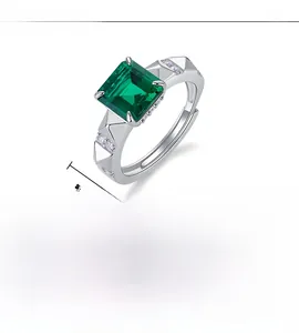 Nahaufnahme des Smaragdrings im Quadratschliff mit S925-Silberband und Besatz