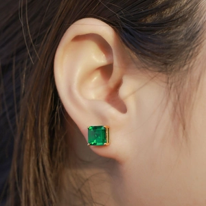 Eleganti orecchini a lobo con smeraldo e placcatura in oro 18k su argento s925