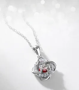 Détail du collier trèfle à quatre feuilles en argent S925 avec rubis rouge et zircons