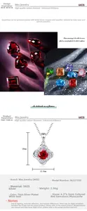 Détail macro du collier trèfle en argent S925 avec rubis rouge et accents de zircone