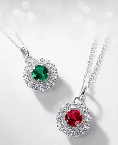 Vue détaillée de pendentifs vintage en argent S925 avec émeraude, rubis et oxydes de zirconium