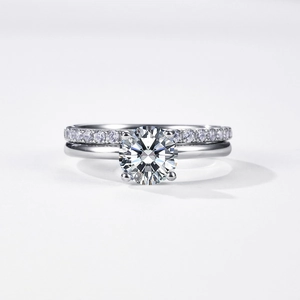 Set di anelli in argento S925 con moissanite da un carato e fascia pavé luccicante