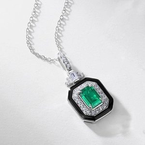 Art deco ketting met vierkante smaragd hanger, diamanten halo en zwart onyx frame