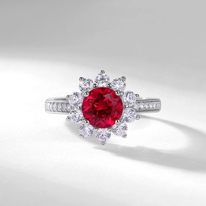 S925 Silberring Sonnenblume mit großem rotem Hauptstein und Pavé-Besatz aus Diamanten