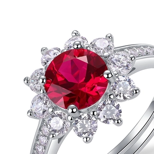 Sonnenblumenring aus S925 Silber mit rundem rotem Rubin und weißem Diamantcluster