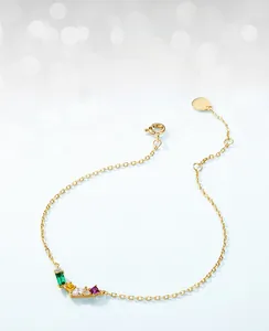 Dettaglio catena in oro 18 carati con pietre di zirconia colorate in varie forme