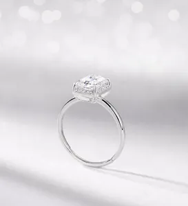 Makroaufnahme von S925 Sterlingsilber Ring mit Moissanit im Smaragdschliff und Seitensteinen