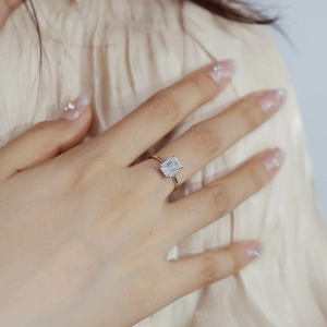 Eleganter Moissanit-Ring mit Smaragdschliff und Halo in S925 Silber am Modell