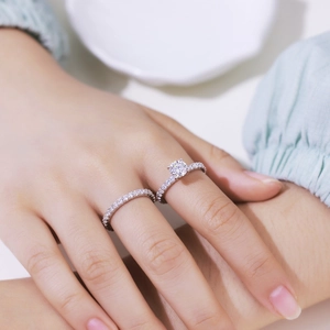 Set di anelli in argento S925 e moissanite con pietra tonda e fasce a pavé lucide