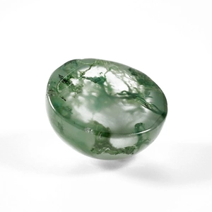 Macro detail van ovale mosagaat edelsteen met natuurlijke groene mosachtige insluitsels
