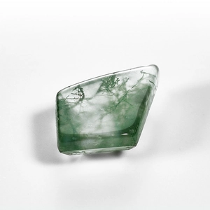 Détail macro d'agate mousse en forme de cerf-volant avec inclusions minérales vertes