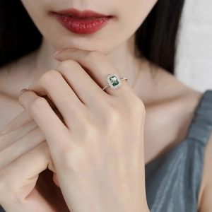 Bague en agate mousse carrée en argent S925 avec entourage de pierres de zircone