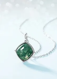 Détail macro du pendentif en agate mousse naturelle avec pierre cabochon carrée