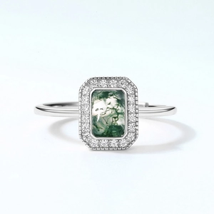 Bague en agate mousse carrée en argent 925 avec halo de zircons sur fond blanc