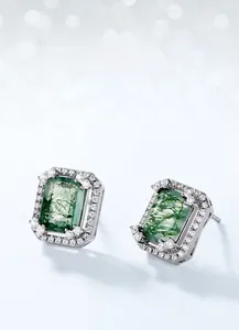Détail de boucles d'oreilles agate mousse coupe émeraude avec halo sur argent S925