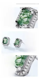 Détails macro de boucles d'oreilles en argent S925 avec agate mousse et pierres
