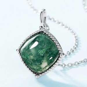 Collier en argent S925 avec pendentif en agate mousse verte et cadre milgrain vintage